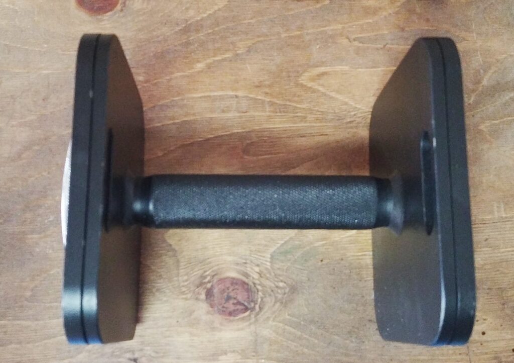 「Eisenlink 可変式スクエアダンベル 36kgセット」に付属の2kgプレートを一枚づつ左右に取り付けてみました。全く問題なくねじ込めて安定して使用できます。