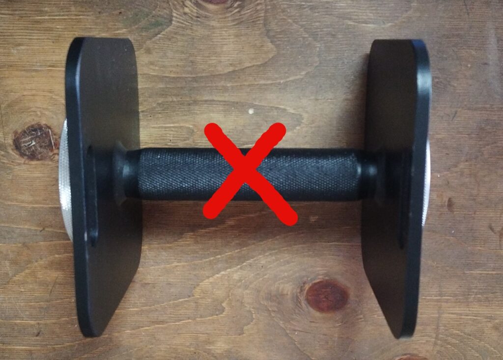 「Eisenlink 可変式スクエアダンベル 36kgセット」に、プレートを全く付けない状態にしてみました。画像の「☓」で示したハンドルの中心部分で左右のボルトが当たり、最後まで締められず、左右どちらかのボルトとハンドルの間に若干、隙間ができます。ですが個人的には脱落するような不安を感じさせるようなものとは感じませんでした。