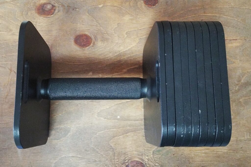 「Ensenlink 可変式スクエアダンベル 36kgセット」に付属のノーマルボルトを使い、2kgプレートを片側に8枚取り付けてみました。ちゃんと締まります。個人的には不安は感じません。