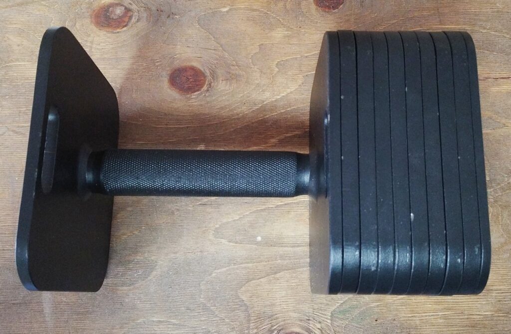 「Ensenlink 可変式スクエアダンベル 36kgセット」に付属のノーマルボルトを使い、2kgプレートを片側に8枚と、1kgプレートを１枚、取り付けてみました。一応締まりますが、ネジ込みの深さは十分とは言えず、個人的にはちょっと不安を感じるレベルです。